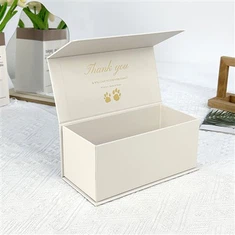 Kub lub thawv khoom plig nrog lub hau